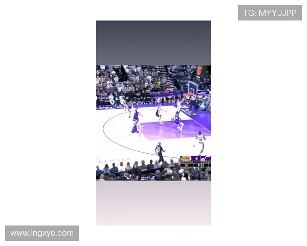 里夫斯精准分球詹姆斯灵活转身轻松上篮得分展现默契配合